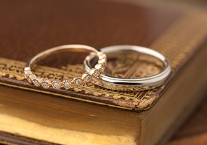 【LOVE BOND】繊細な作りが自慢！ふたりの愛を繋ぐメッセージが込められた結婚指輪