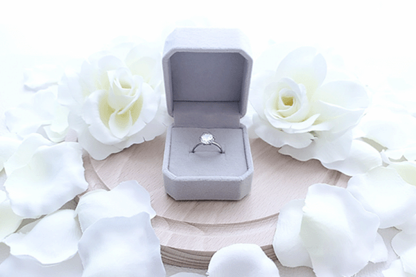気になる婚約指輪の相場は？