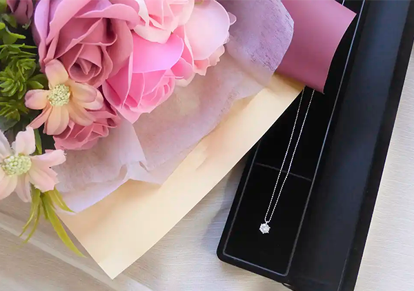 婚約のカタチは指輪だけじゃないんです。